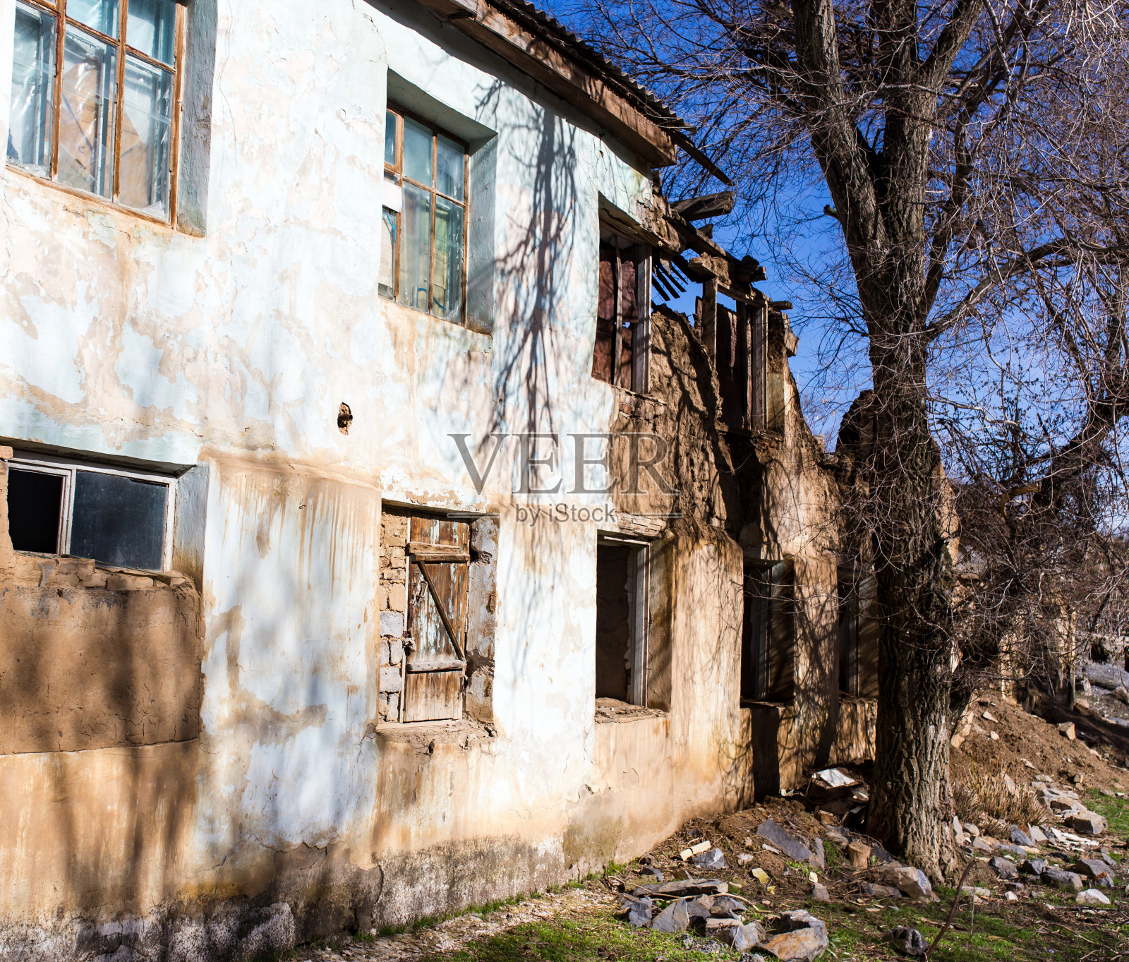 蓝天下一栋老房子的废墟照片摄影图片