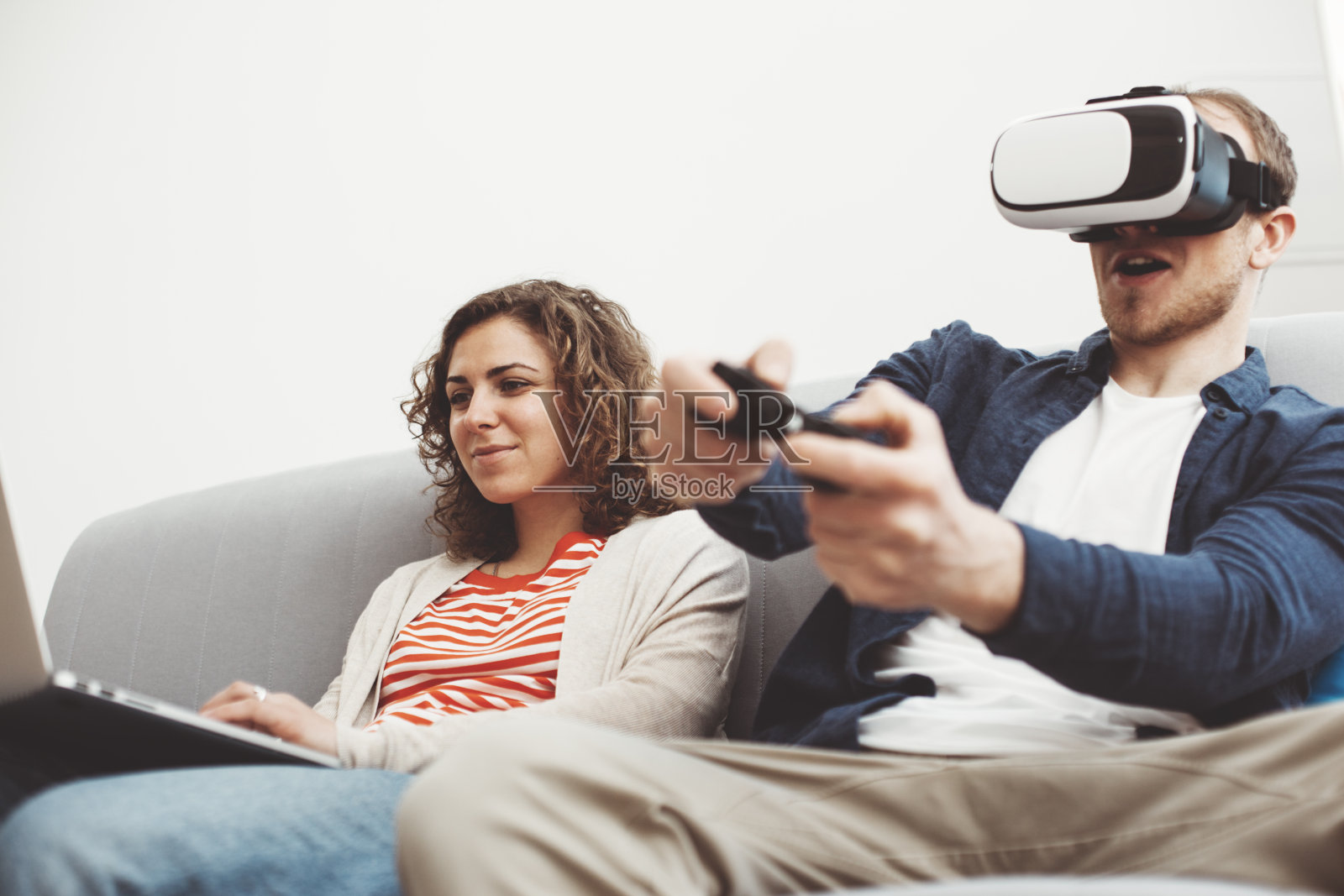新婚夫妇在家里使用虚拟现实设备照片摄影图片