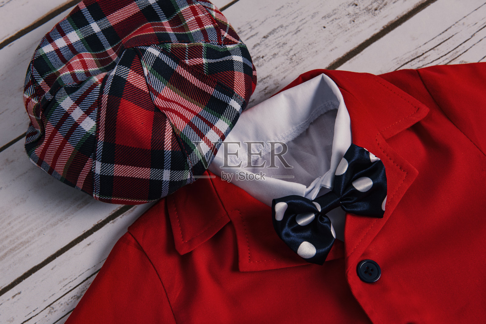 儿童套装在木材背景上照片摄影图片