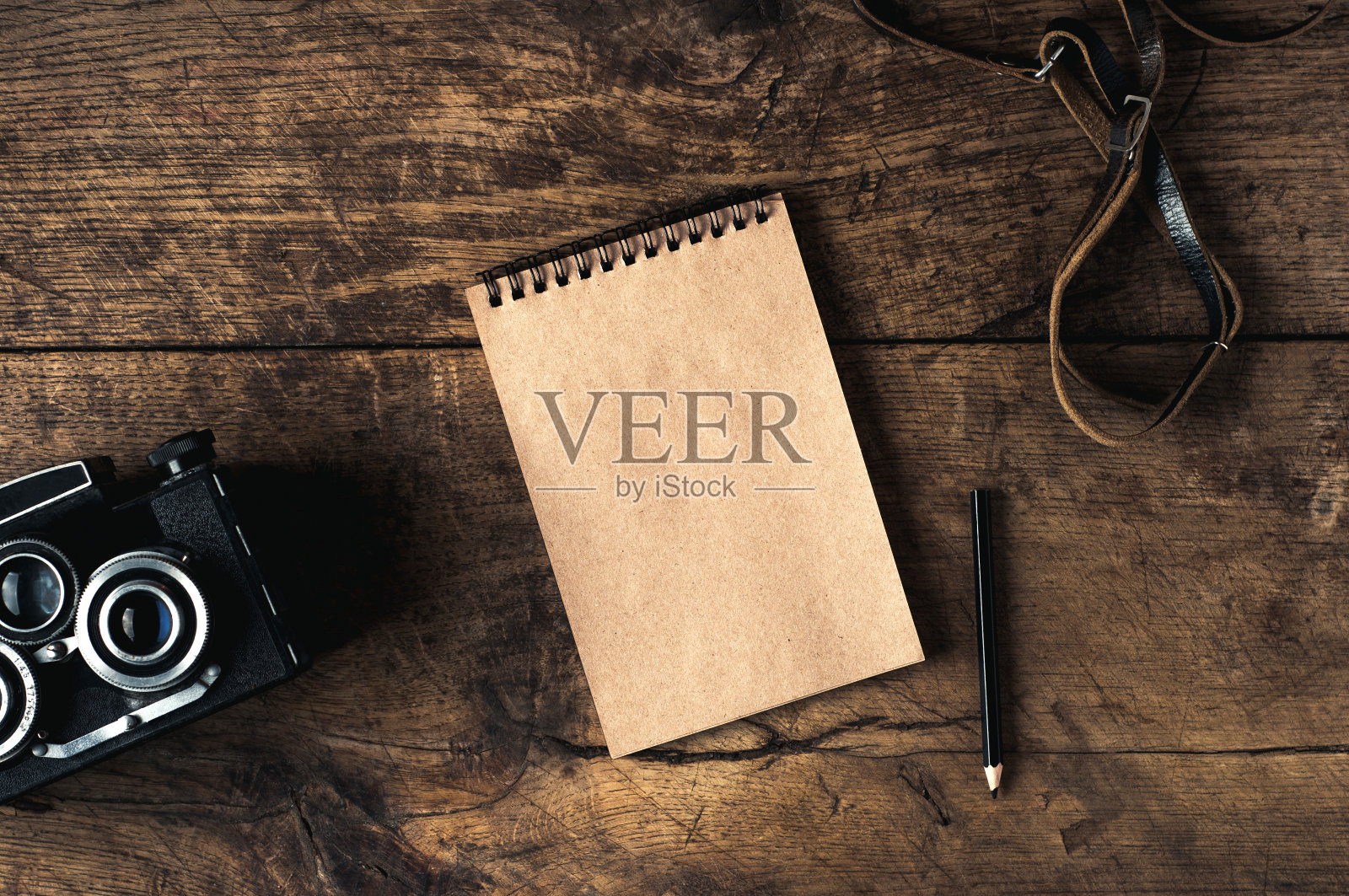 木制背景上的复古相机和设备照片摄影图片
