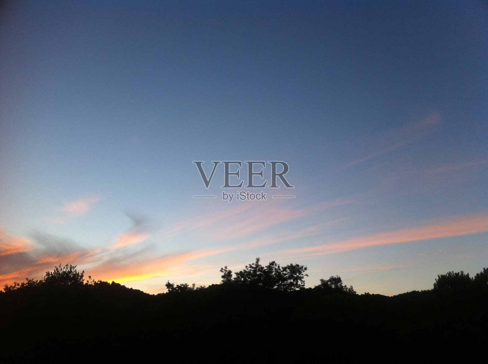 蓝色的天空和粉红色的晚霞照片摄影图片