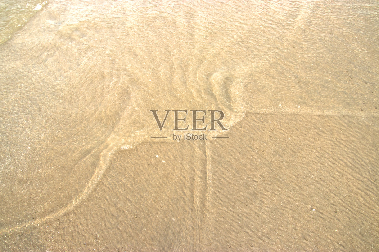 柔软的海浪在沙滩上。背景。照片摄影图片