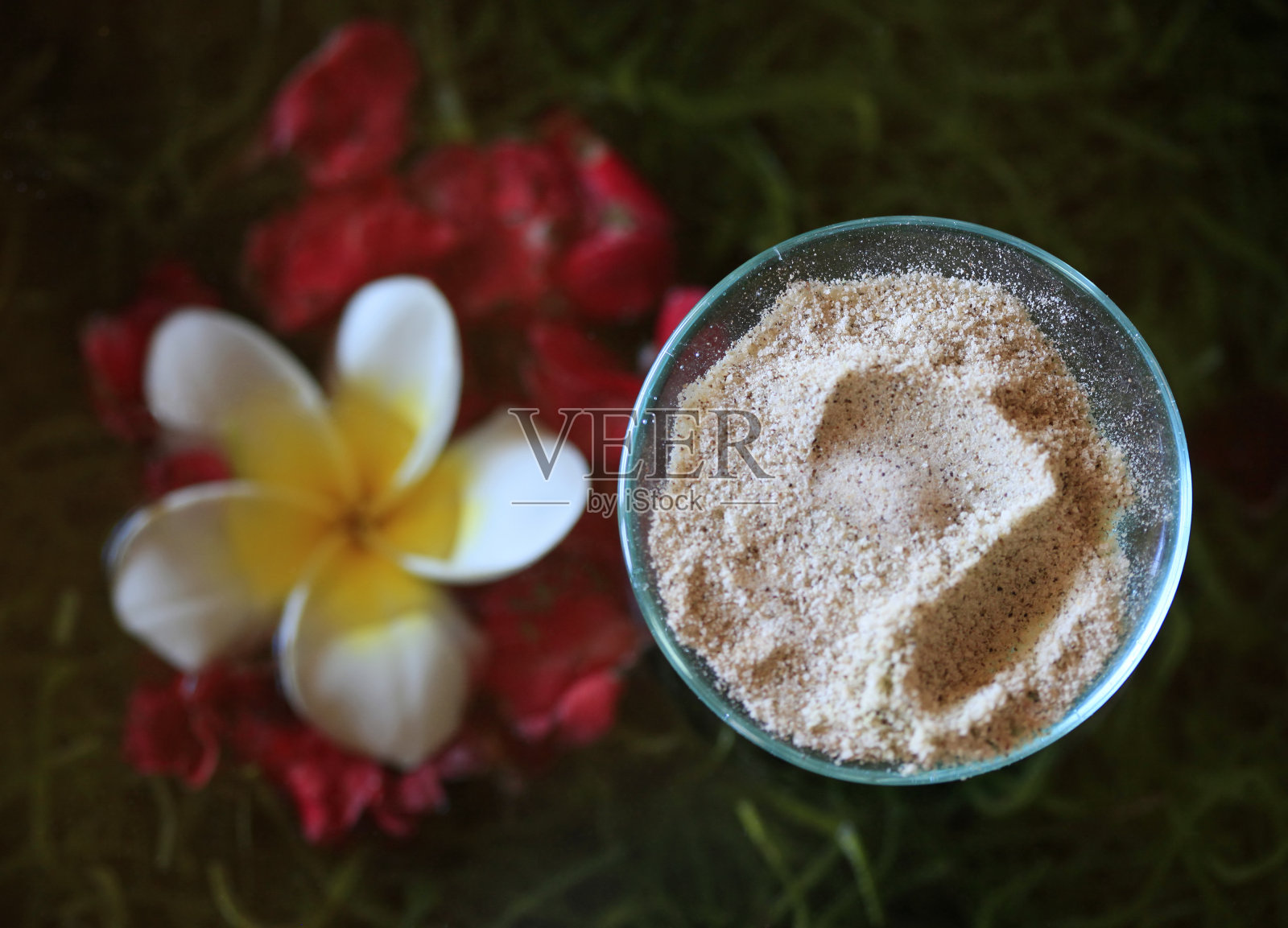 水疗配件:用红糖晶体做的身体磨砂膏照片摄影图片