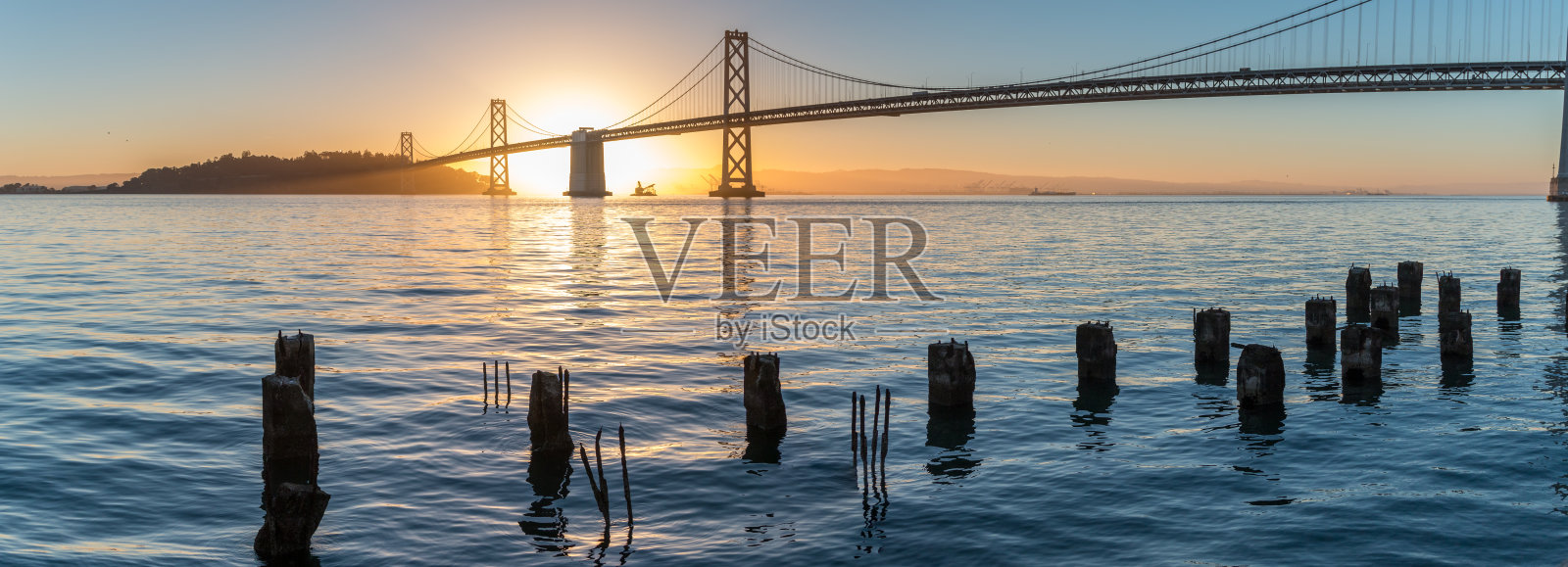 旧金山海湾大桥上的绚丽日出全景照片摄影图片