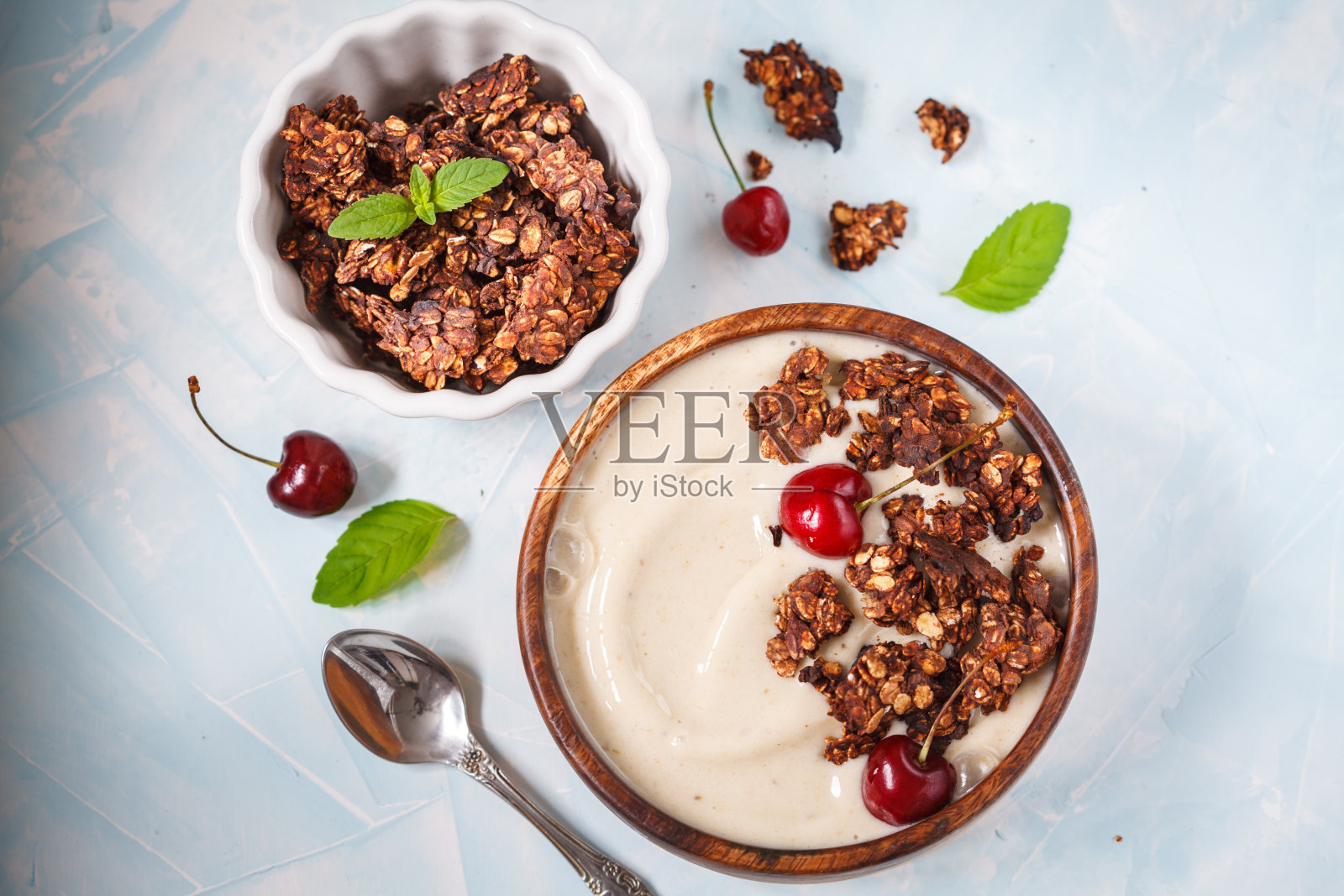 冰沙碗，巧克力什锦和樱桃。照片摄影图片