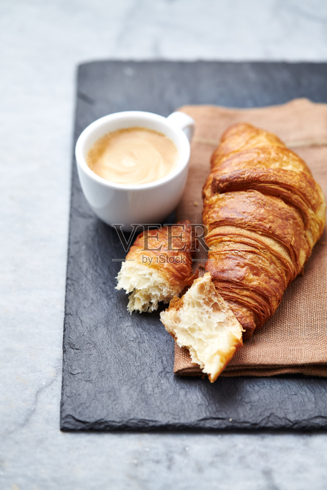 一杯浓缩咖啡配羊角面包照片摄影图片