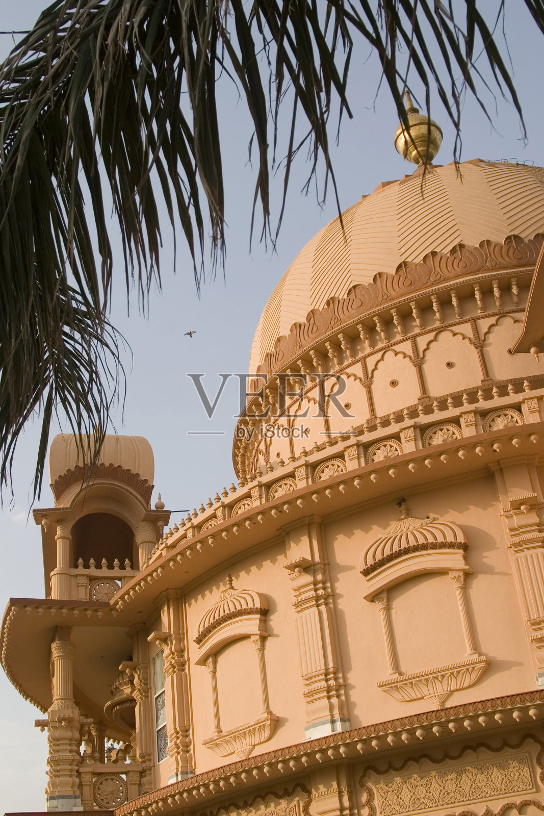 寺庙圆顶的低角度视图照片摄影图片