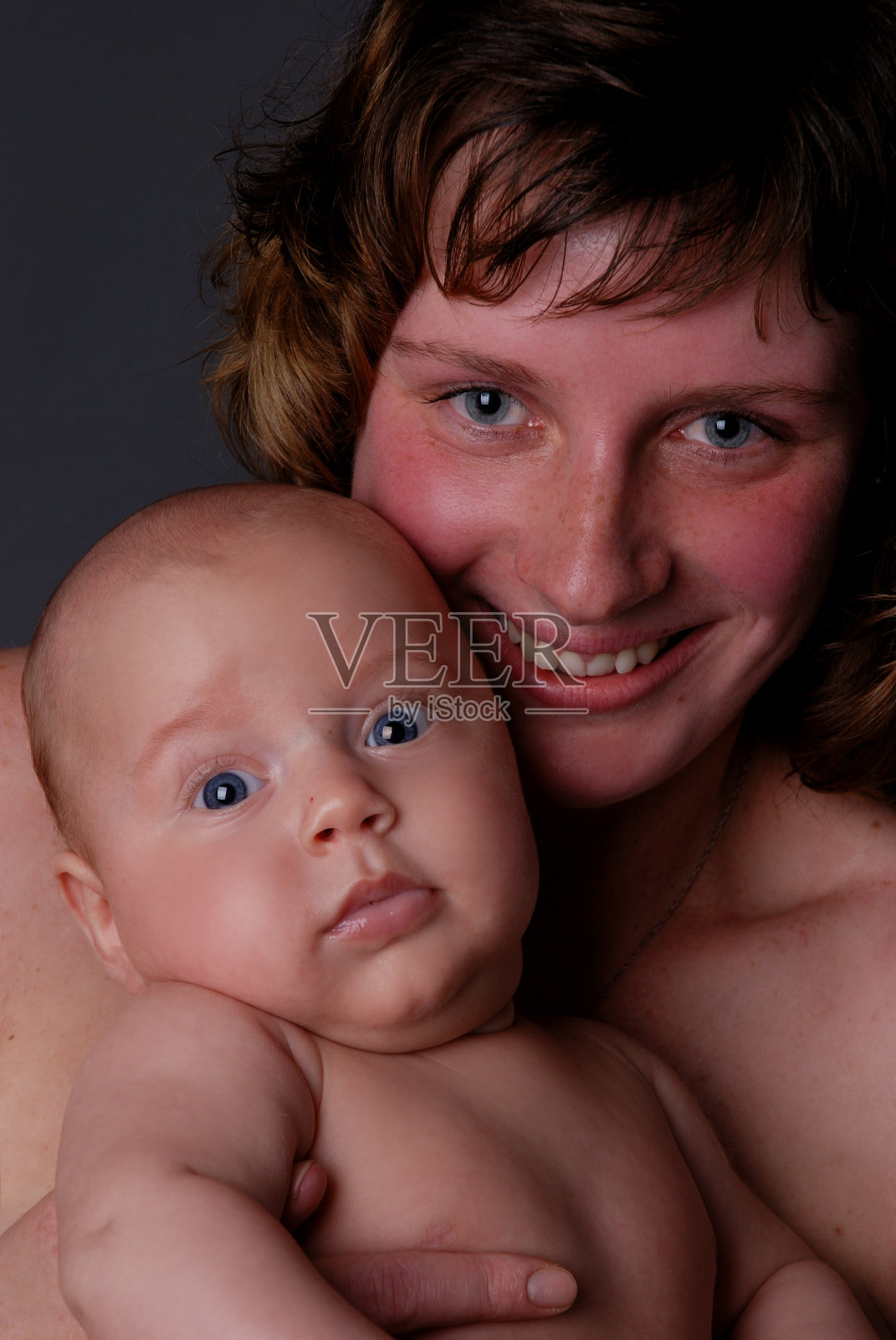 母亲和儿子照片摄影图片