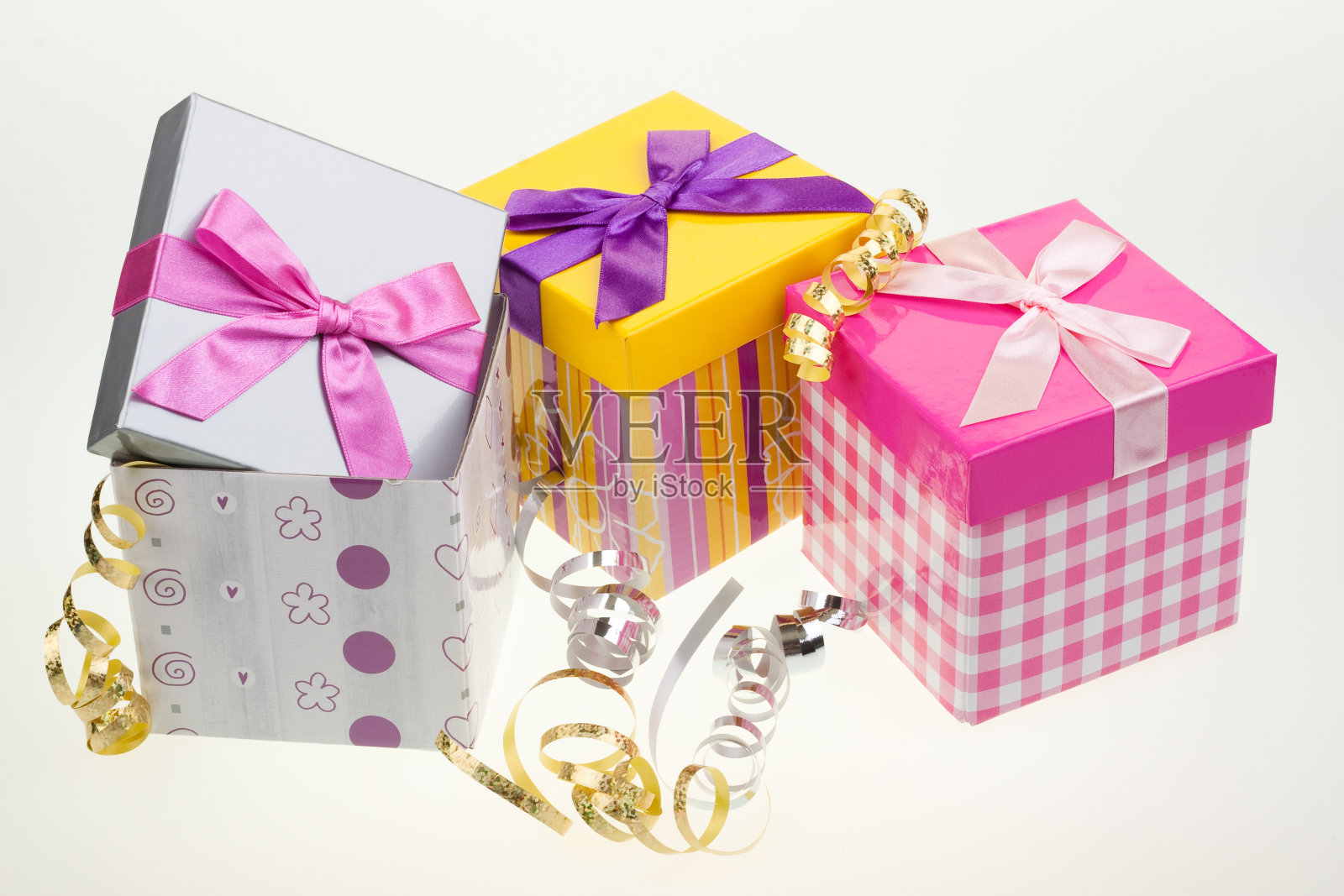 各种带蝴蝶结和丝带的礼品盒照片摄影图片
