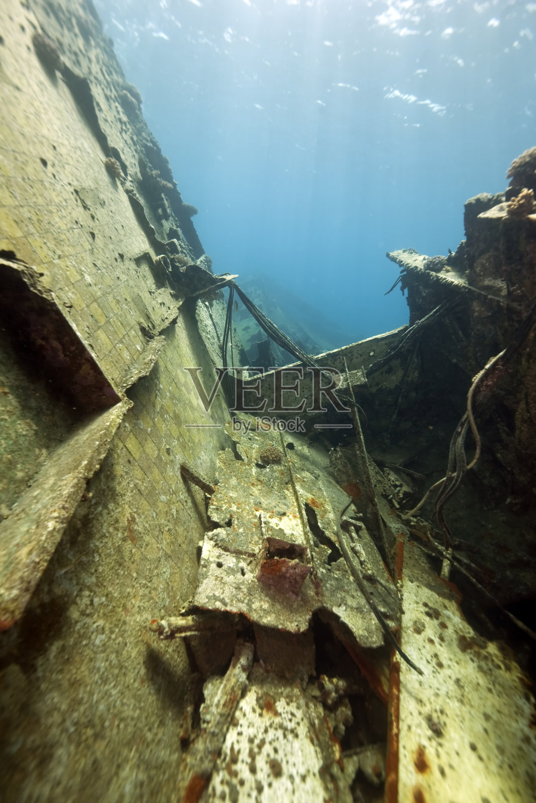 1984年沉没在蒂朗的德国货轮科莫兰号残骸照片摄影图片