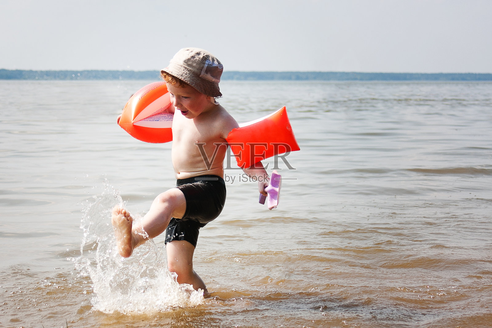 一个红头发的小男孩在炎热的夏天洗澡照片摄影图片