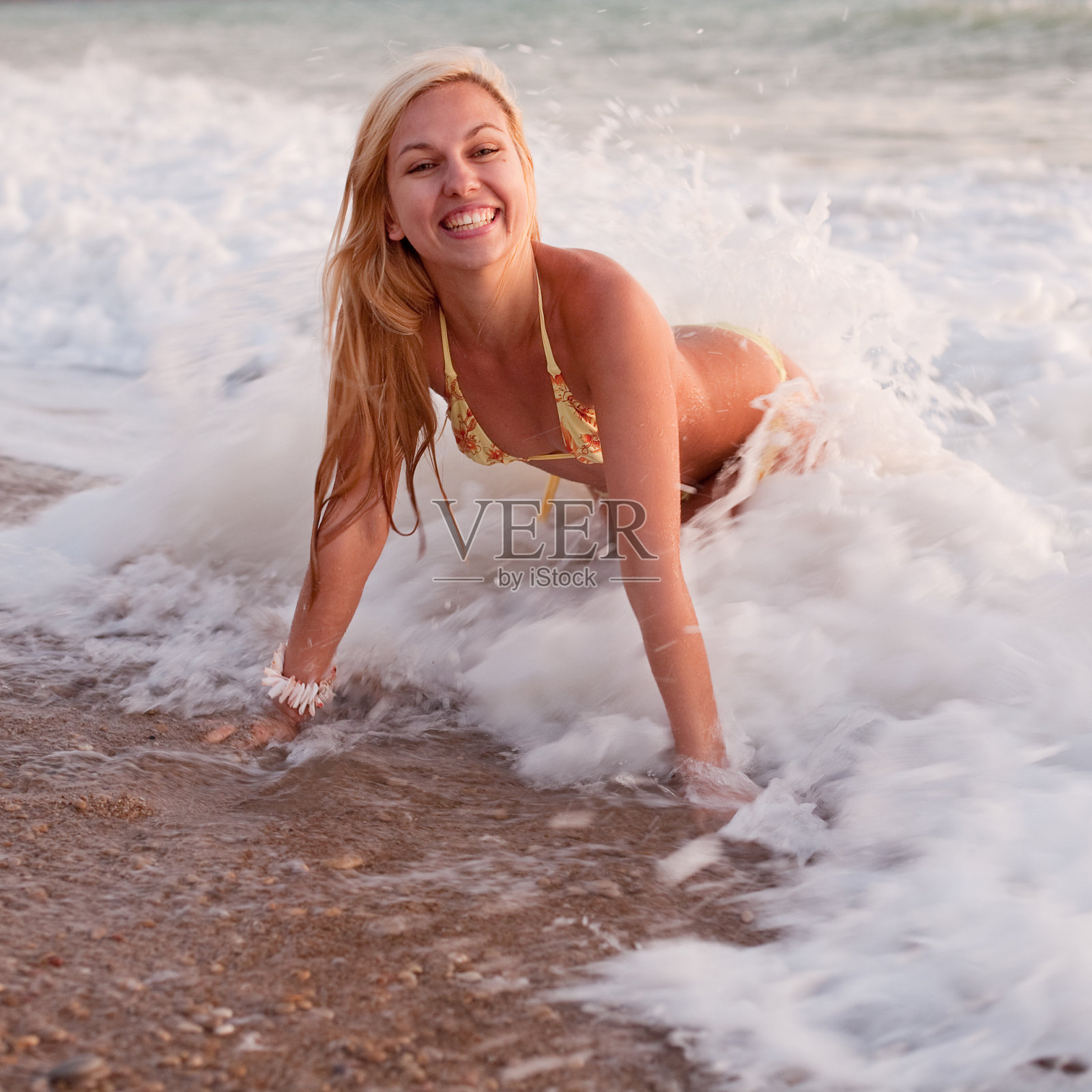 女孩躺在潮湿的沙滩上照片摄影图片