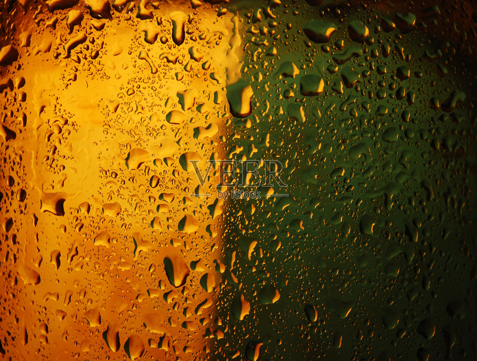 灯光下的水滴照片摄影图片