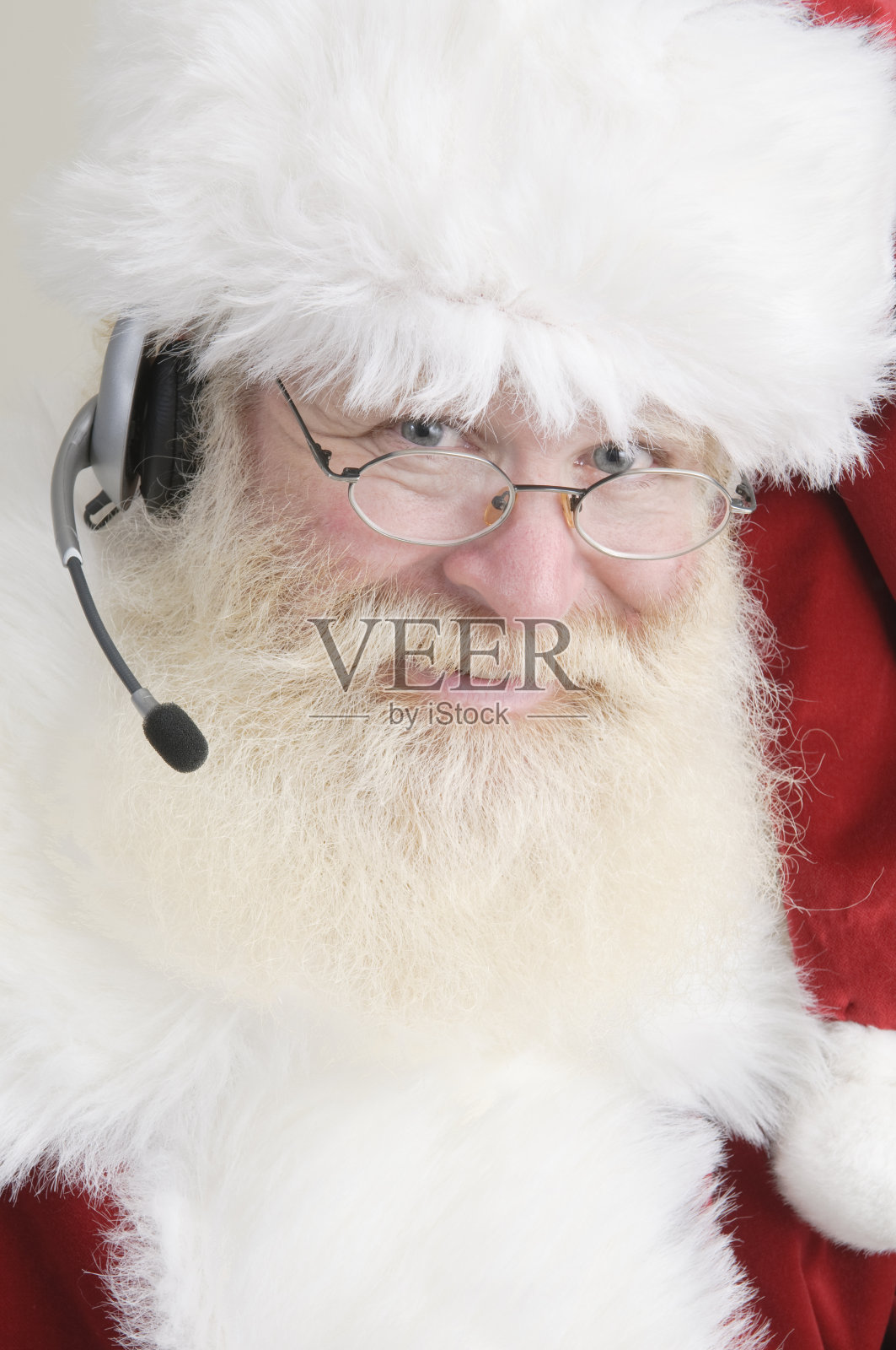 戴着耳机的圣诞老人照片摄影图片