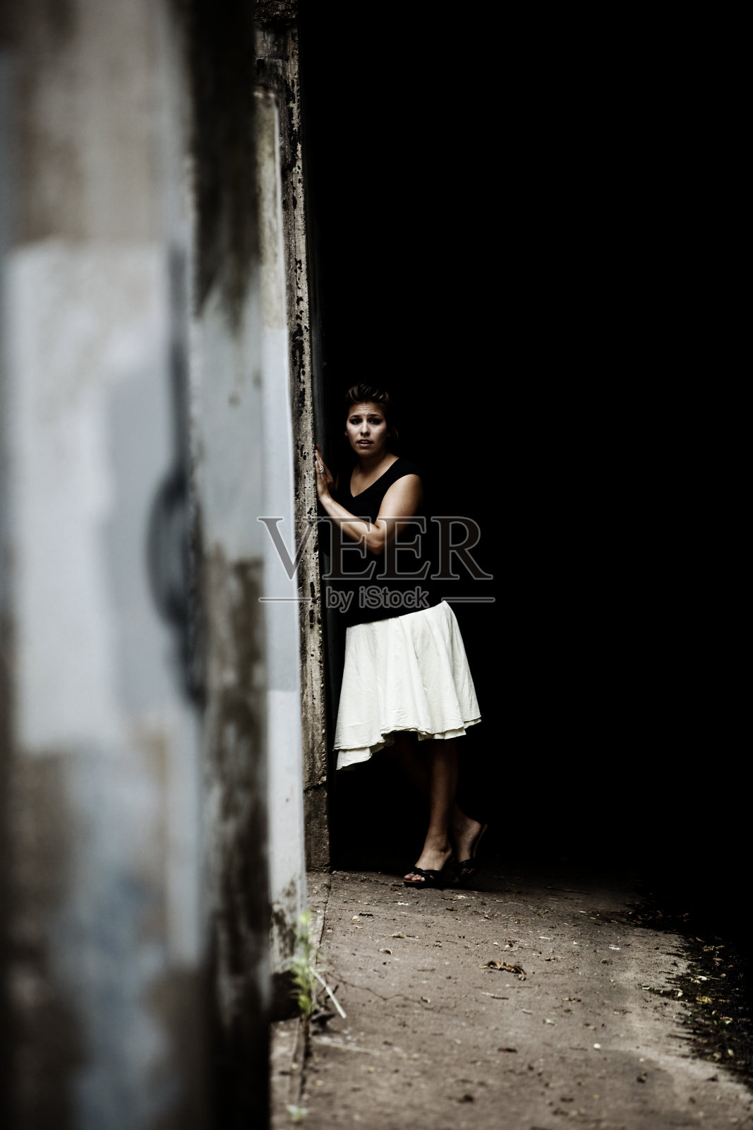 青年人在水道边的人物肖像照片摄影图片