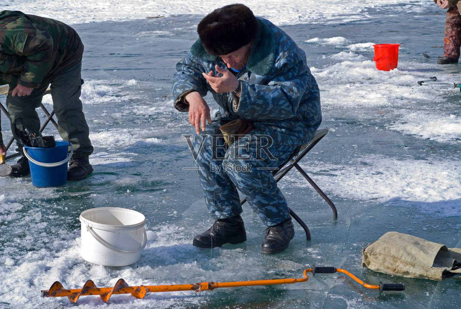 冬季钓鱼照片摄影图片