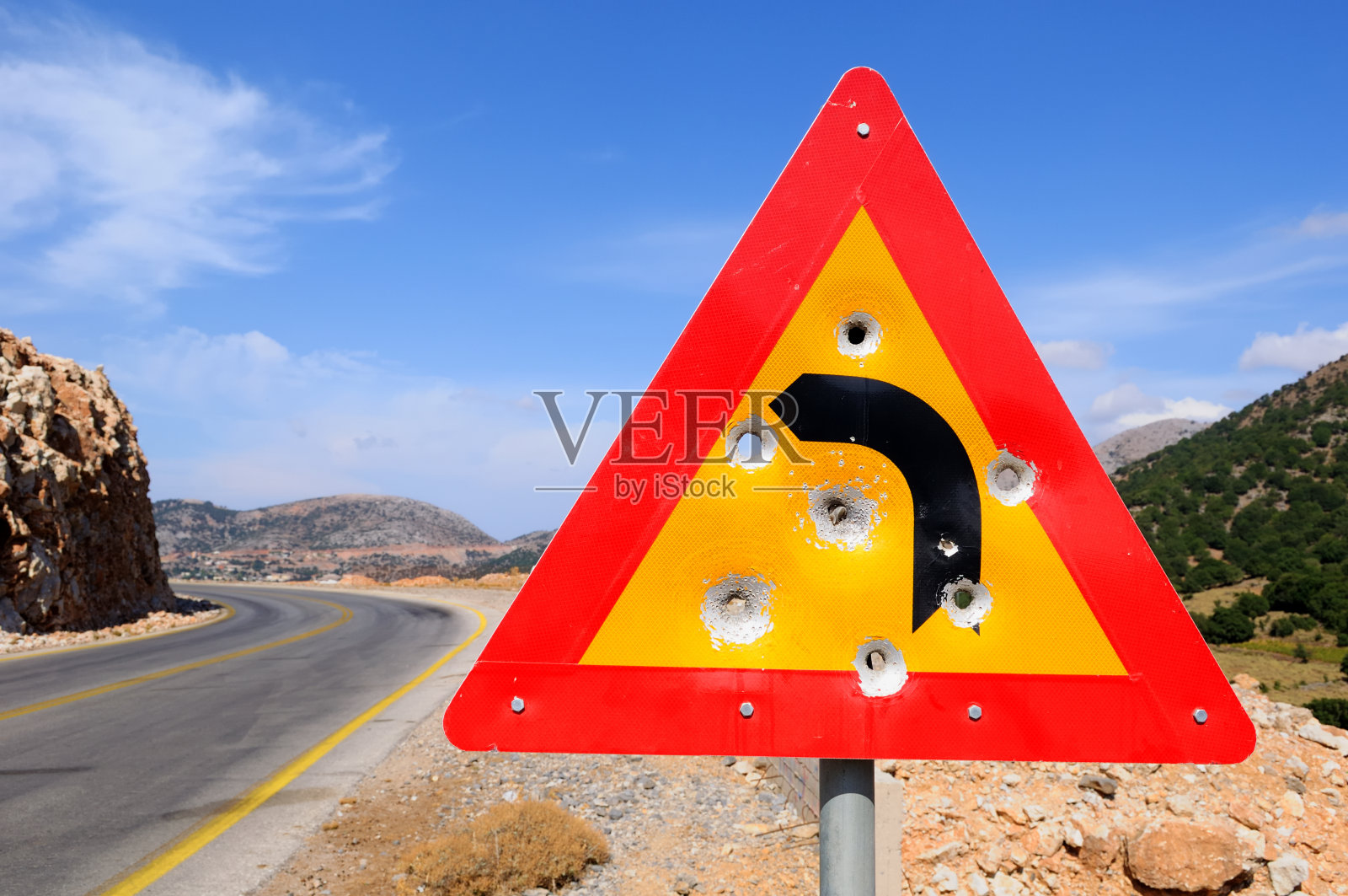 上面有弹孔的路标照片摄影图片