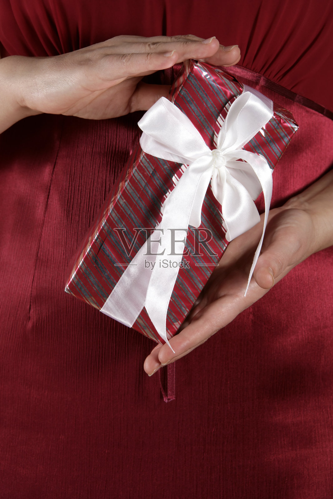 拿着礼物照片摄影图片