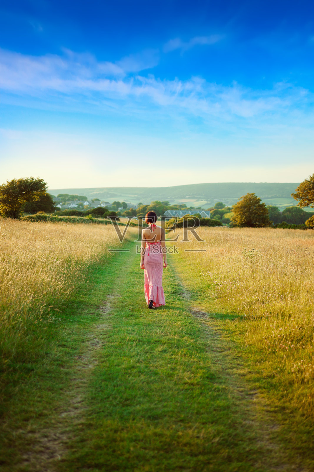 步行回家照片摄影图片