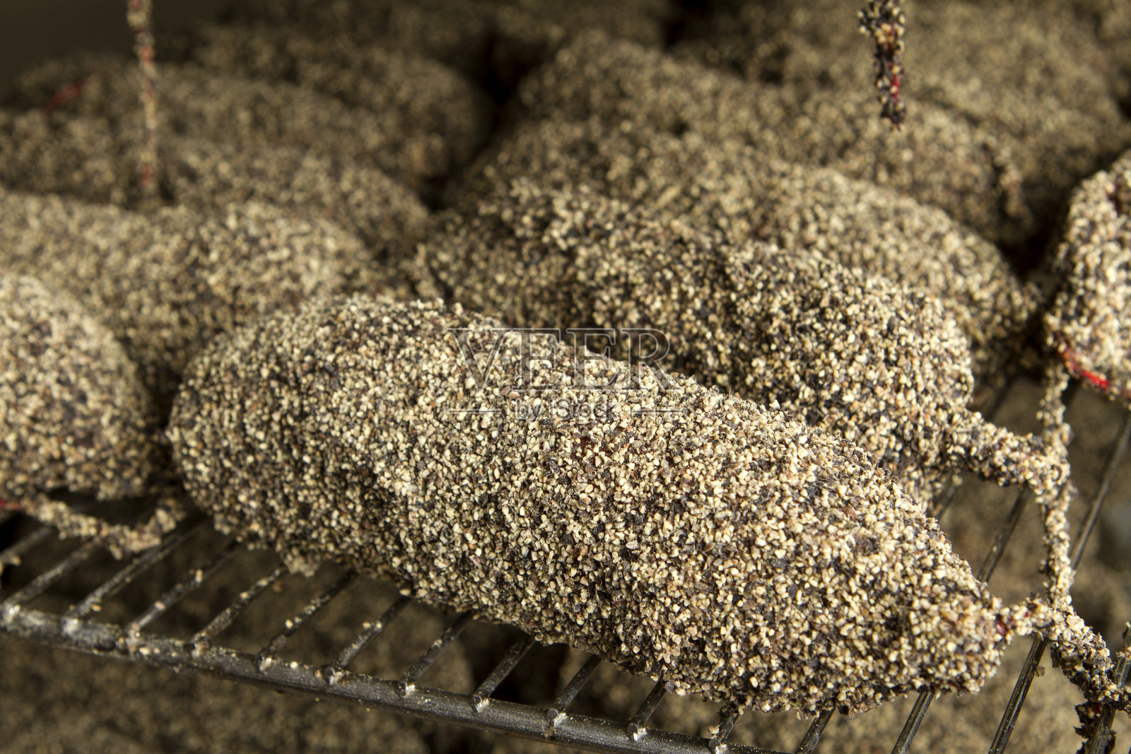 储藏室里的新鲜香肠照片摄影图片