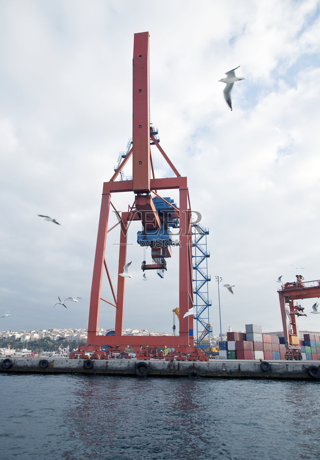 港口里的工业起重机照片摄影图片