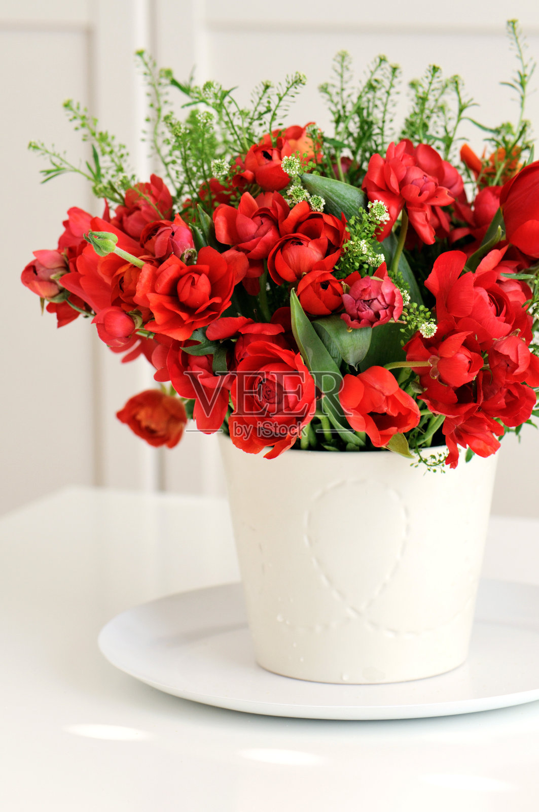 花瓶里的红色郁金香和毛茛照片摄影图片