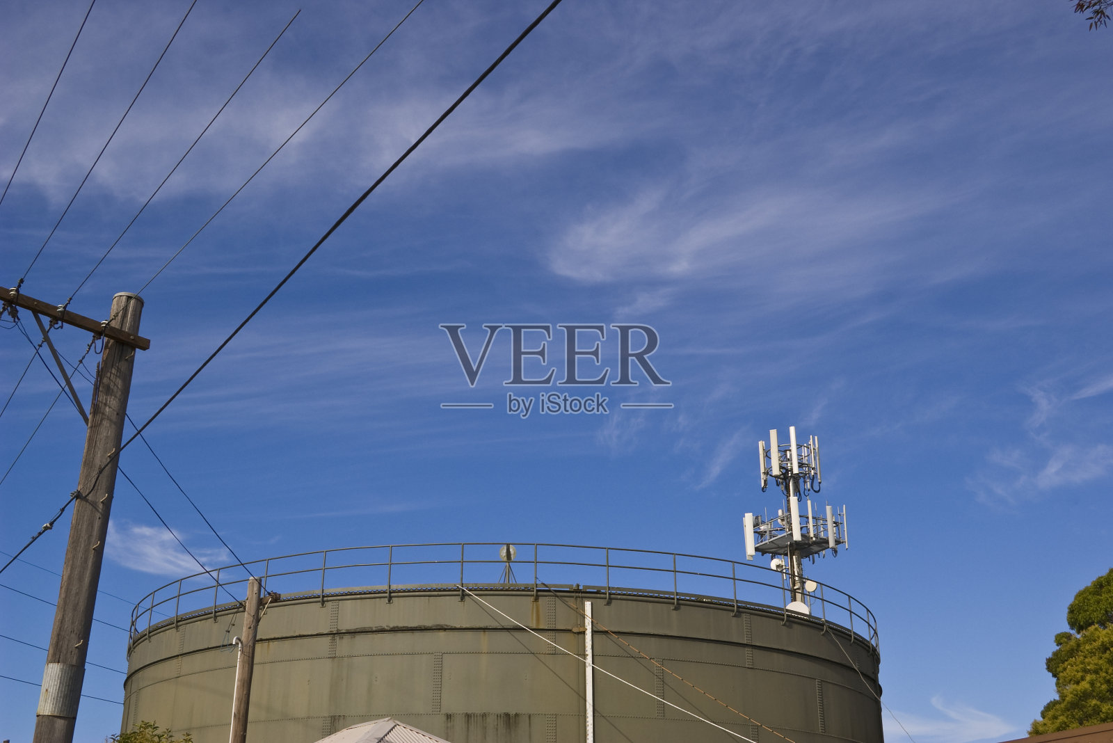 电话塔在水箱范围内照片摄影图片