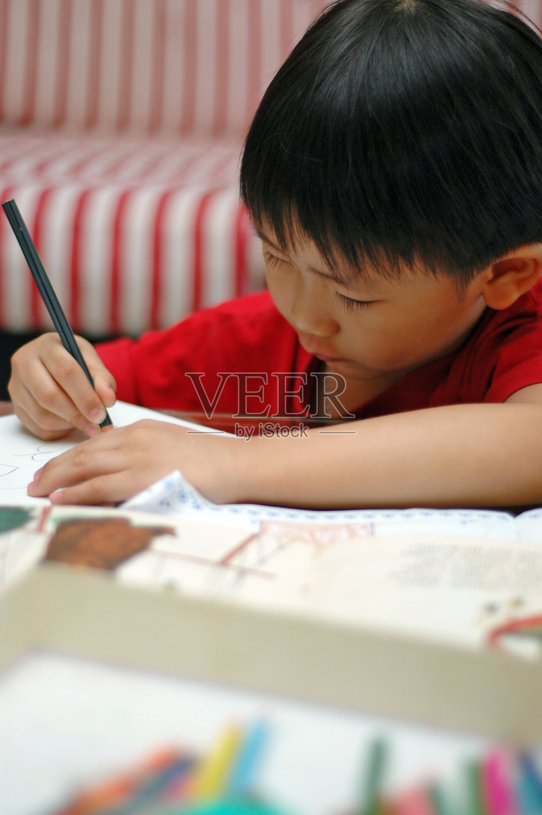 5岁的中国男孩正在学习写字照片摄影图片