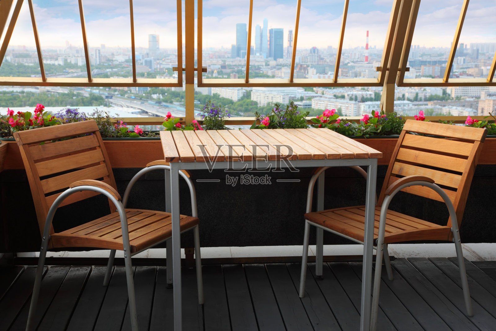餐厅露台上的木椅和桌子照片摄影图片