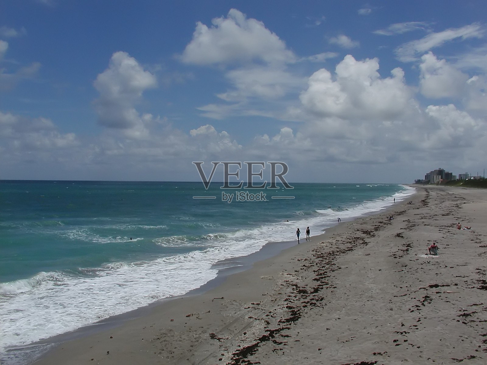 在海滩上漫步照片摄影图片