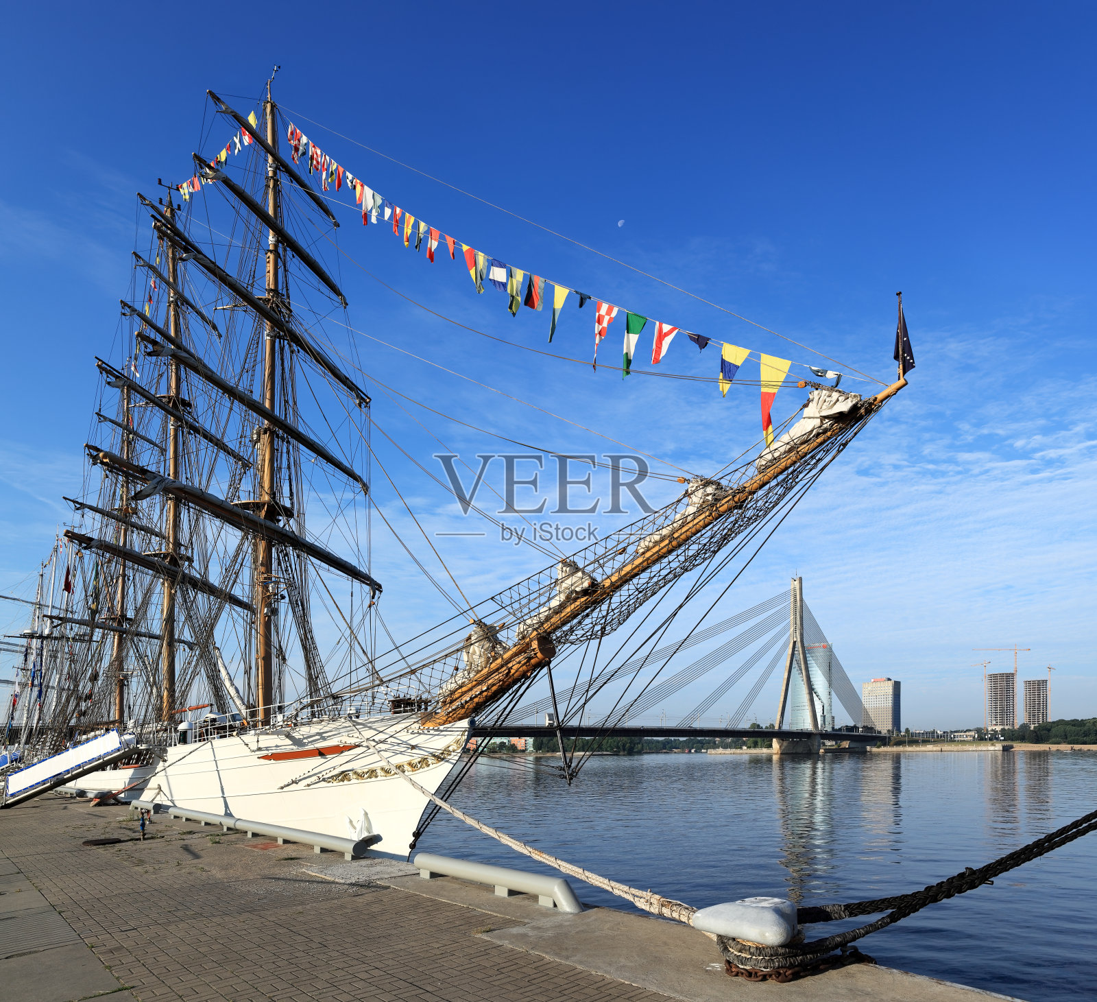 拉脱维亚里加，帆船，电缆桥架和道加瓦河照片摄影图片