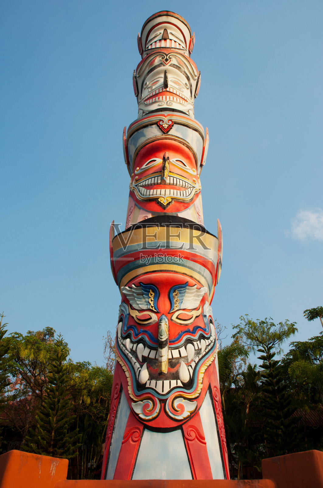 幽灵面具图腾柱。照片摄影图片