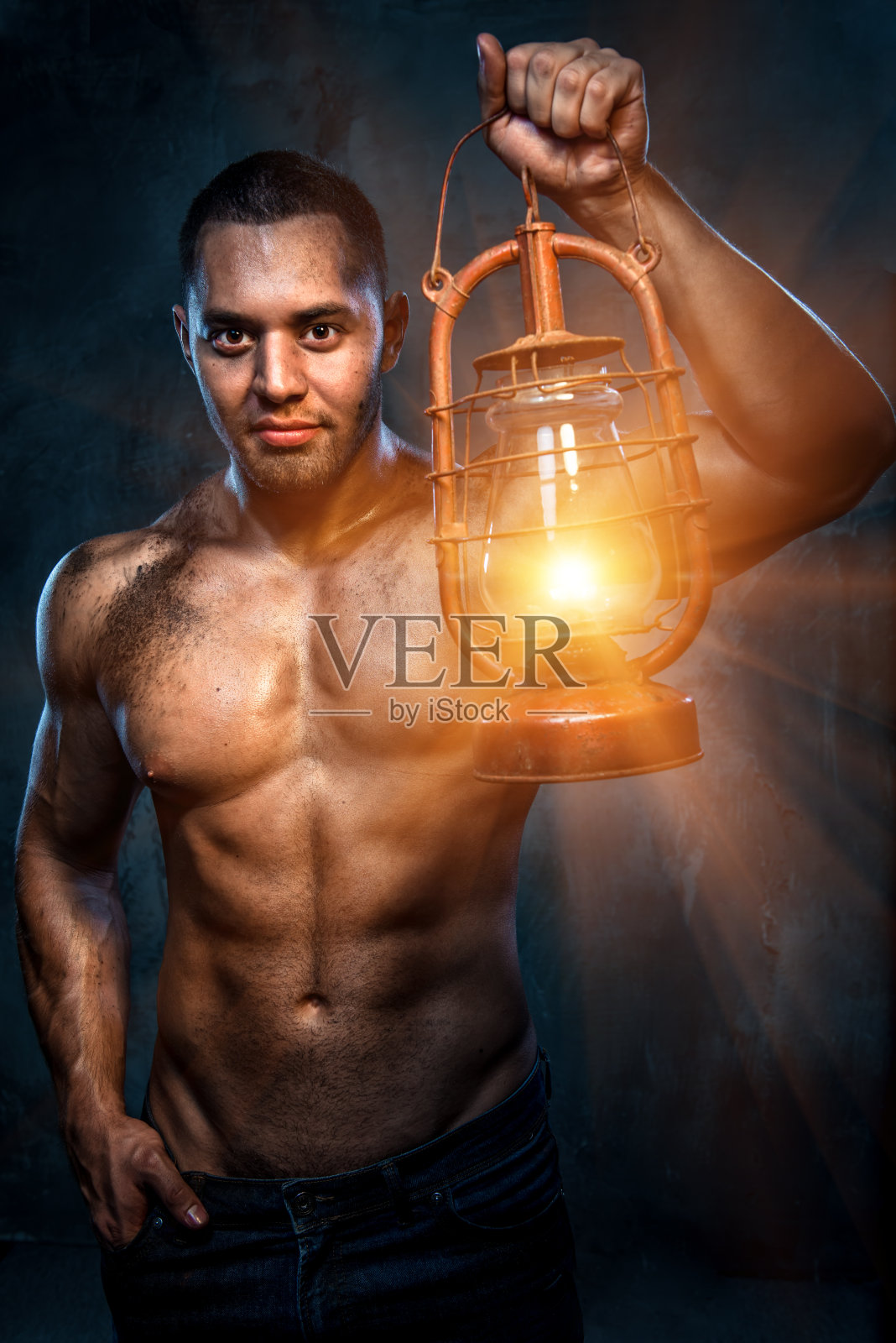 拿油灯的人照片摄影图片