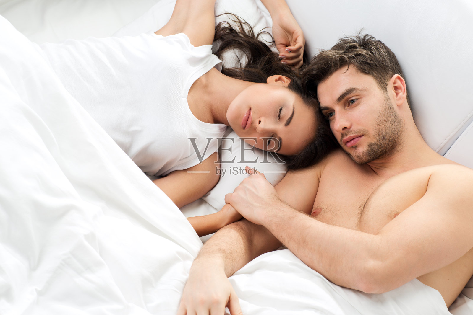 年轻夫妇在卧室里照片摄影图片