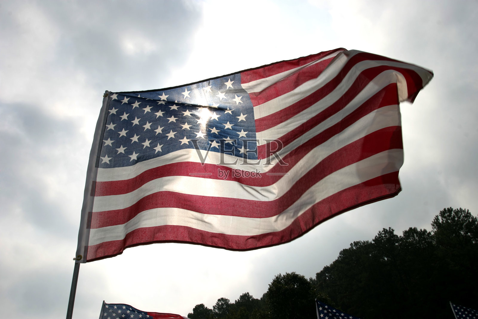 旗子在风中飘扬照片摄影图片