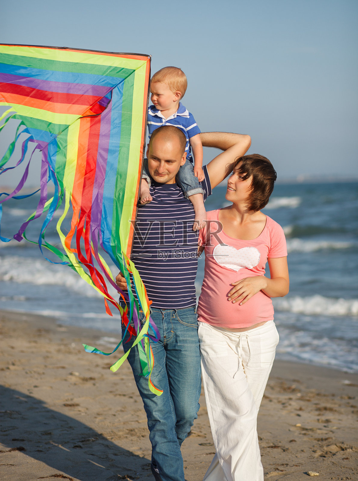一家人在海边散步照片摄影图片