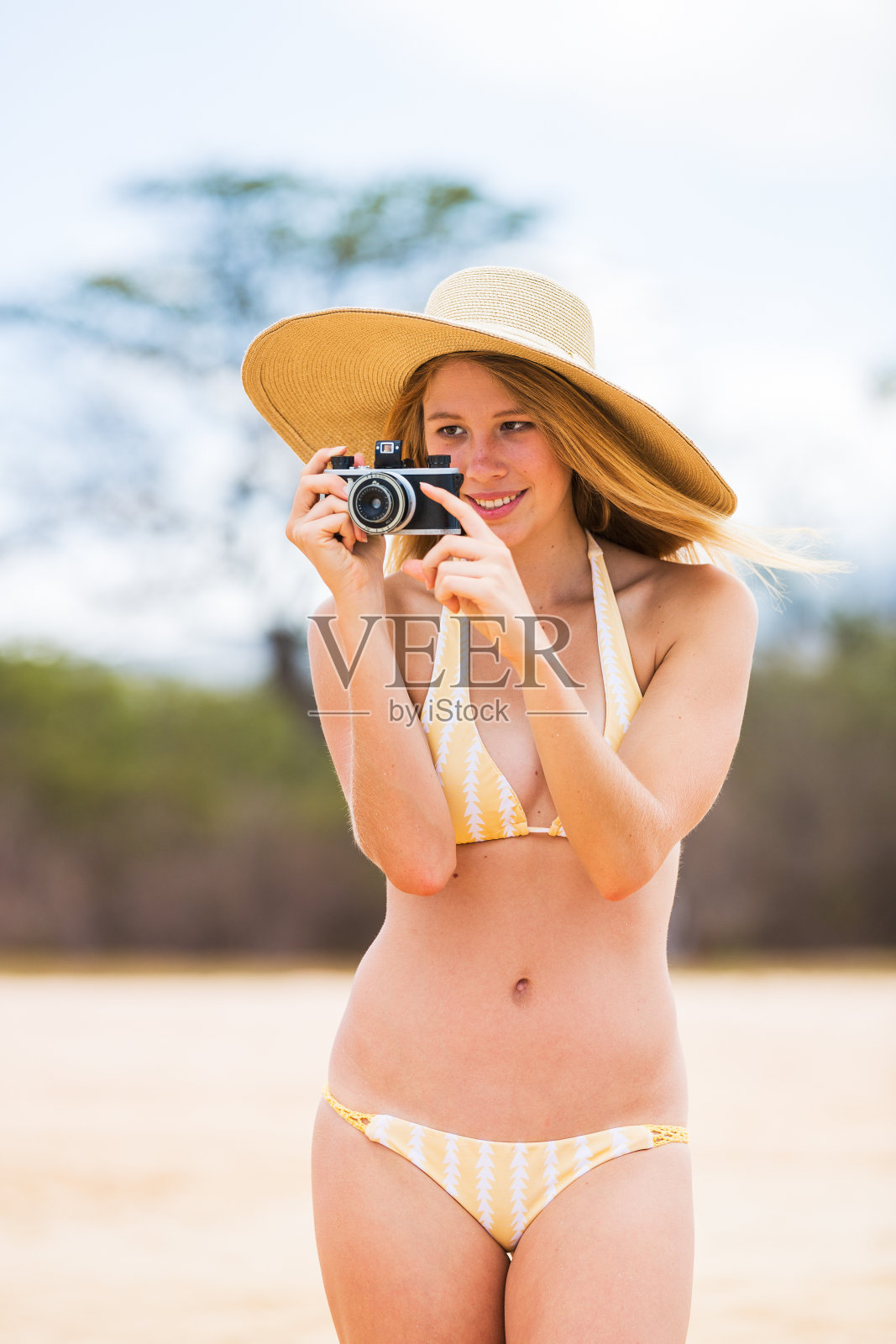 带着相机的沙滩美女照片摄影图片