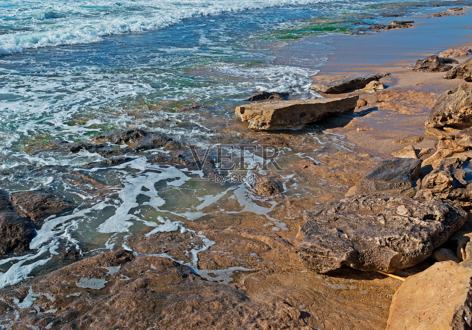 岩石和蓝色的海水照片摄影图片
