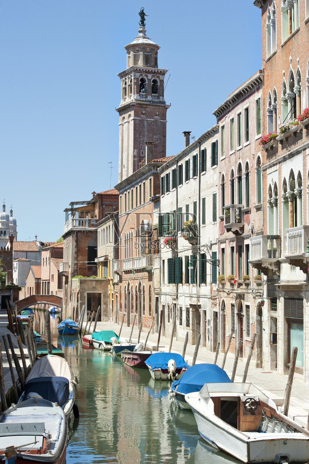 意大利威尼斯有桥和船的小运河。照片摄影图片