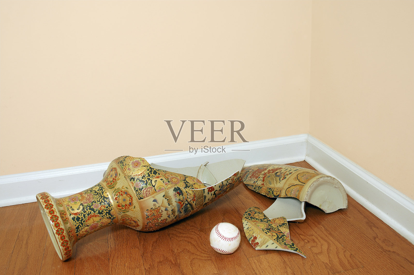 棒球和破碎的花瓶照片摄影图片