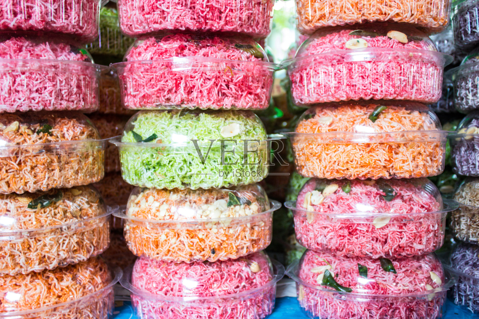 彩色面条炸。照片摄影图片