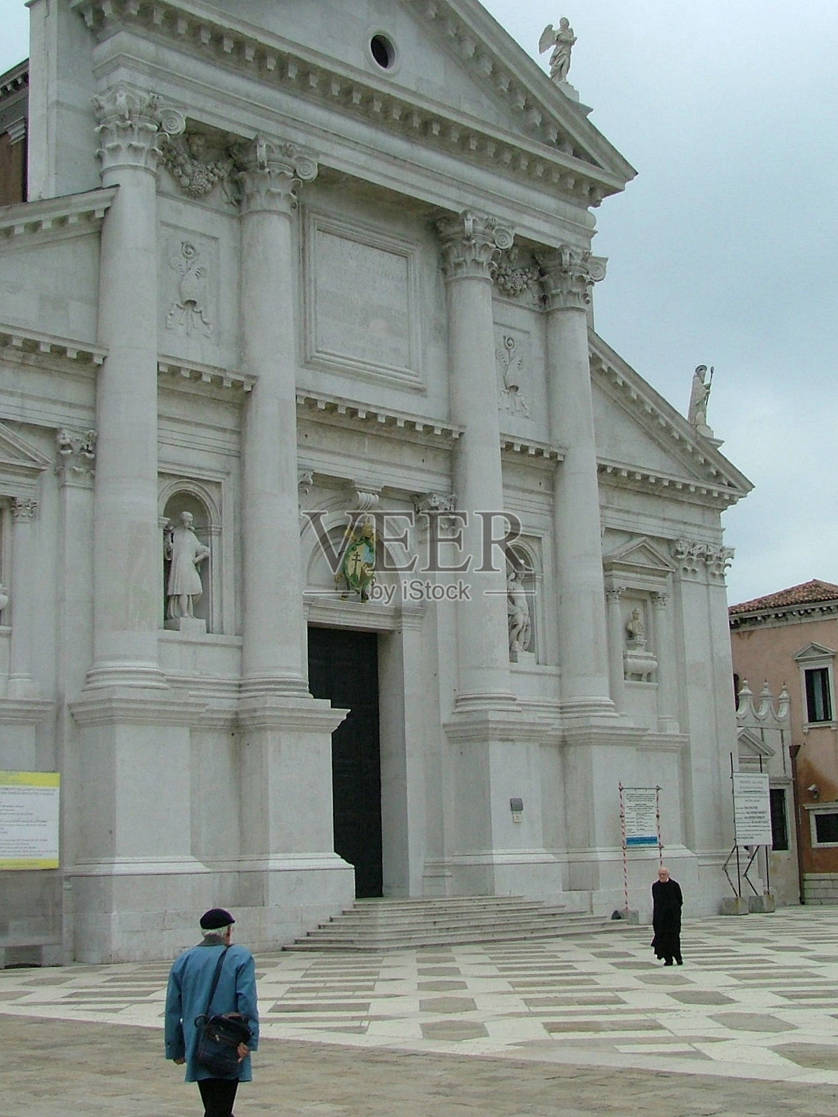 等待会众的教堂和牧师照片摄影图片