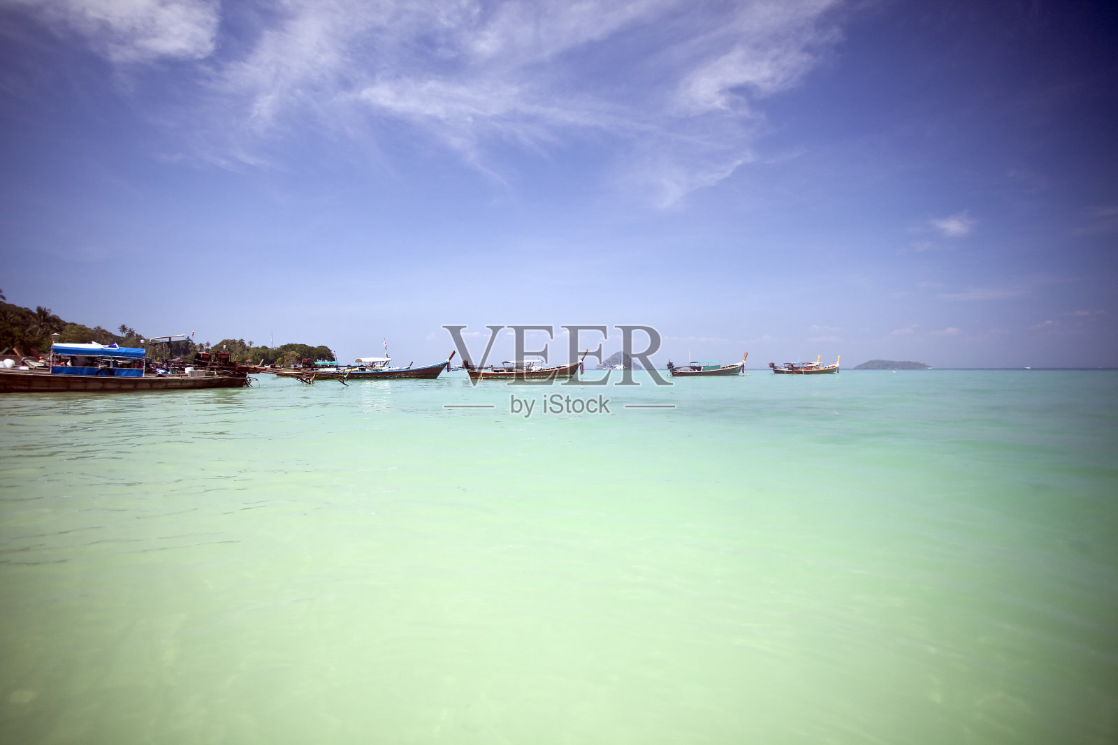 泰国船只在清澈的水中照片摄影图片