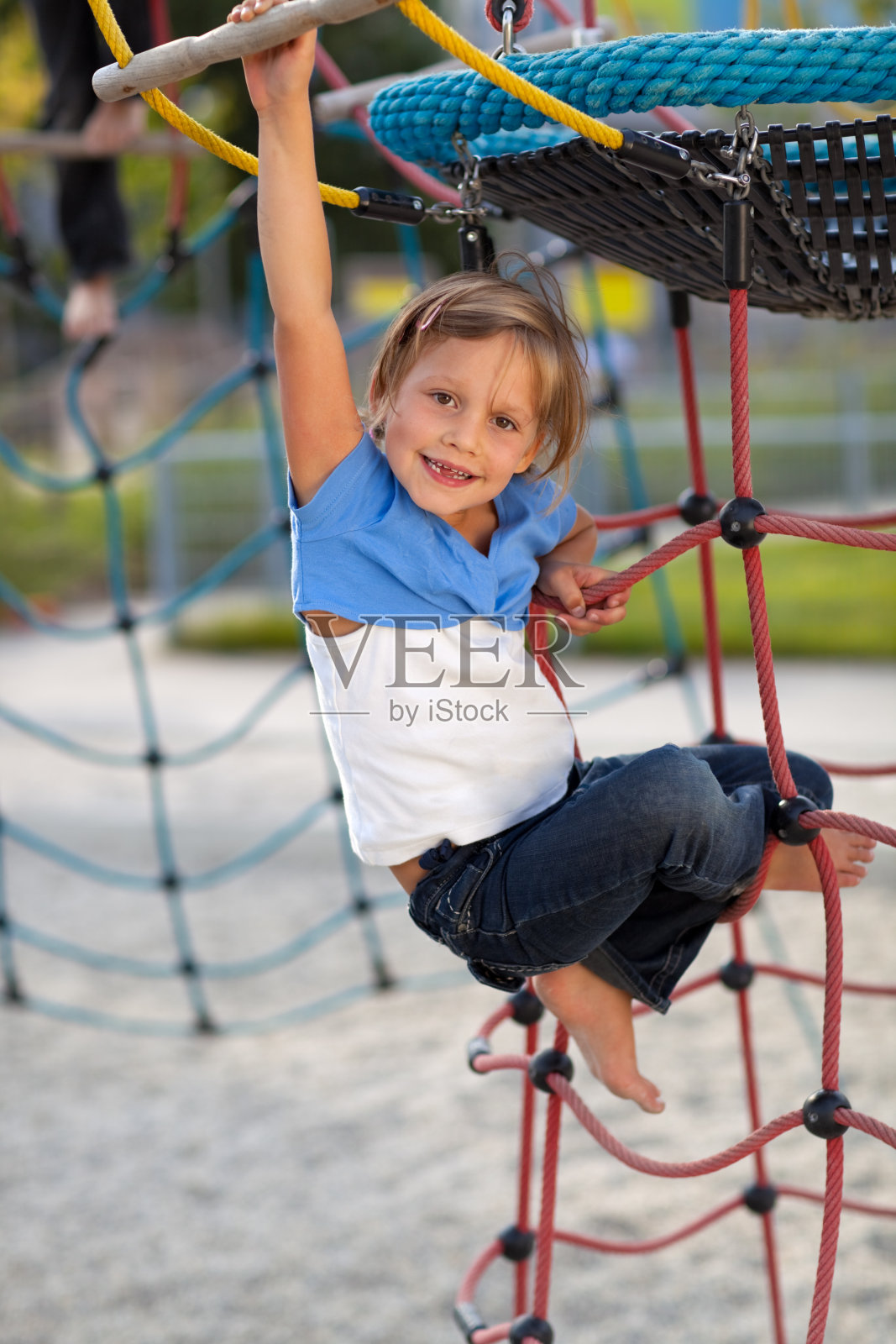 操场上微笑的女孩照片摄影图片