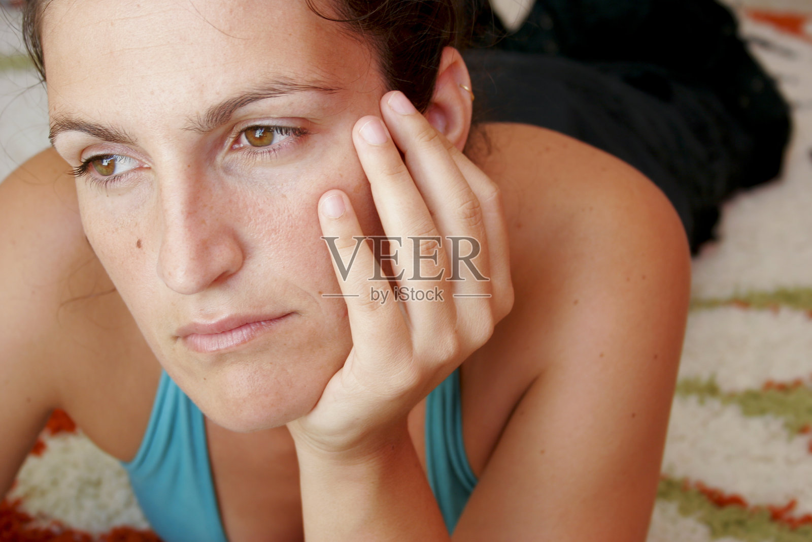 悲伤的年轻女子照片摄影图片