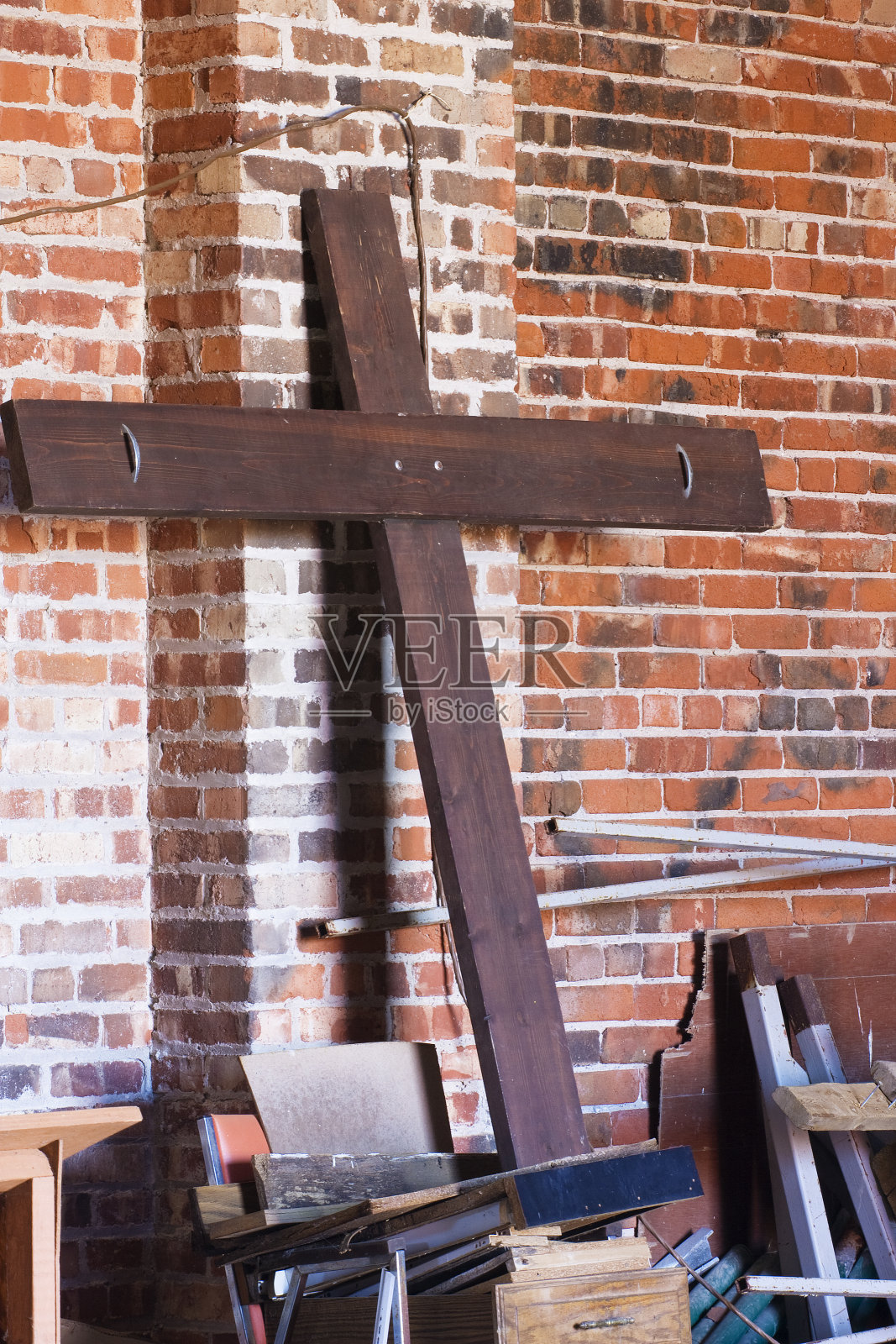 丢弃的十字架和旧垃圾照片摄影图片