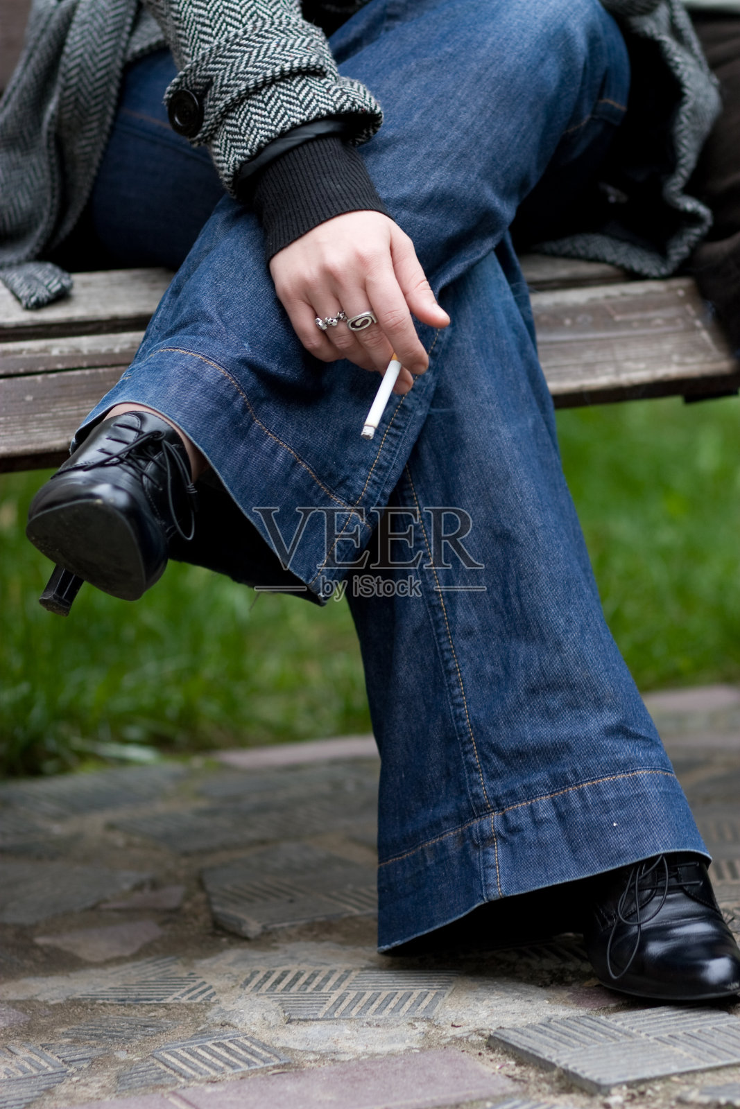 吸烟者的烟照片摄影图片