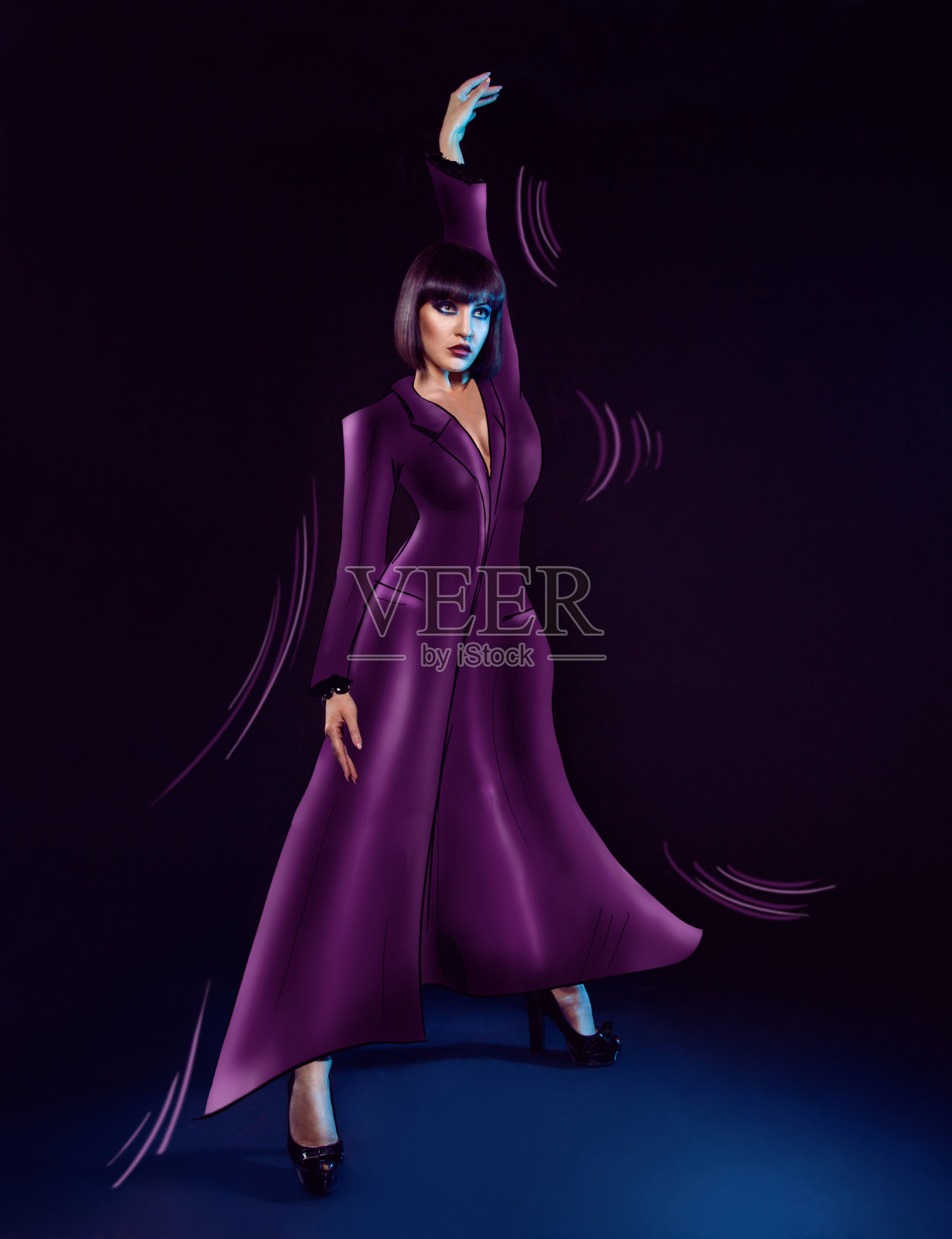 迷人的深色皮肤，穿着彩色雨衣照片摄影图片