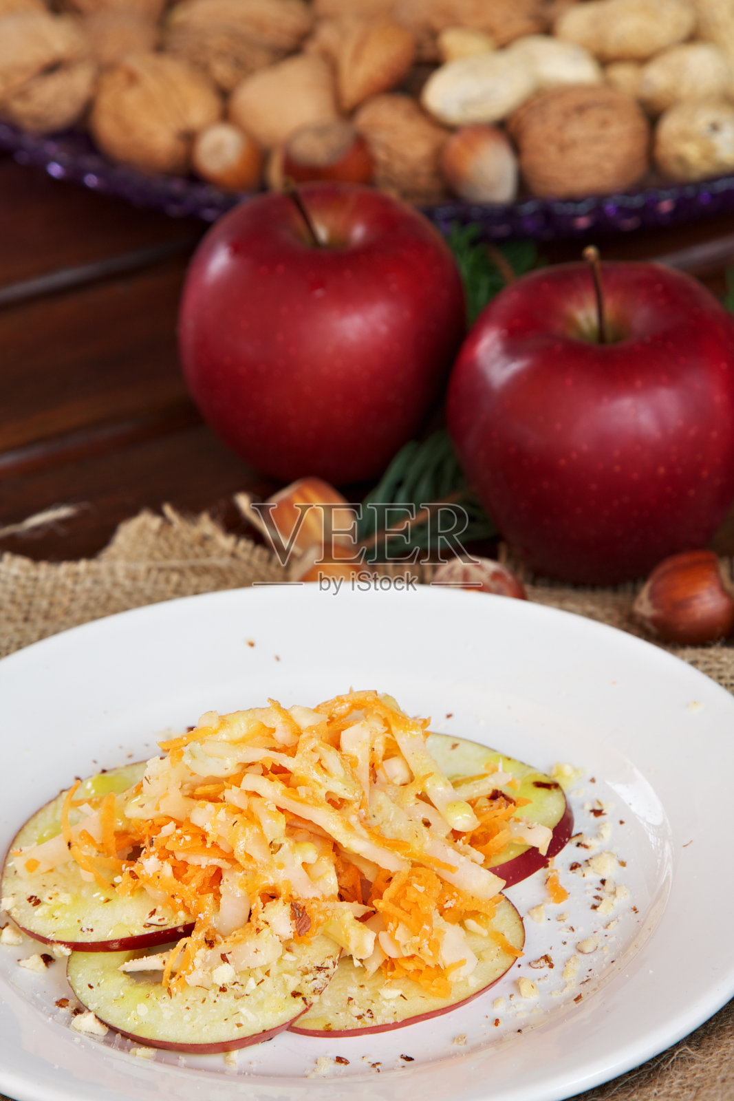 开胃菜配芹菜，胡萝卜，苹果和榛子照片摄影图片