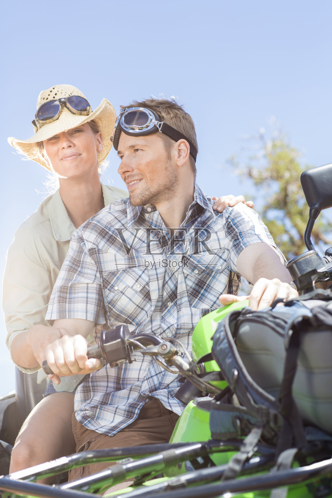 骑一个ATV照片摄影图片